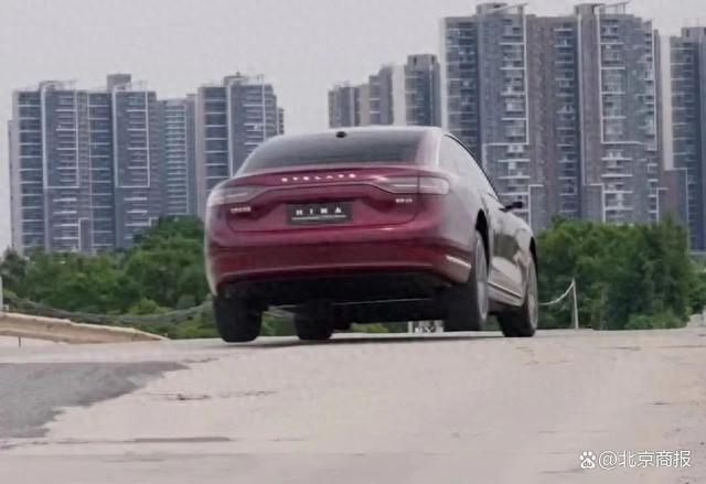 飞坡后无法直线行驶？享界称有人动方向盘，博主将硬刚