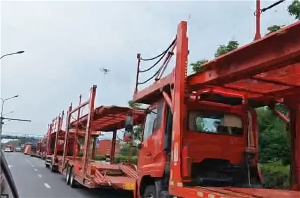 乐道L90卖爆单！合肥乐道工厂门口拖挂板车为何排队超1公里？